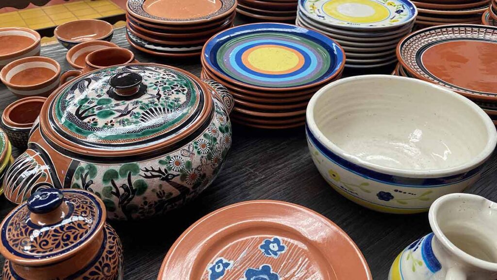 Artesanías coloridas exhibidas en un puesto del mercado de Tonalá