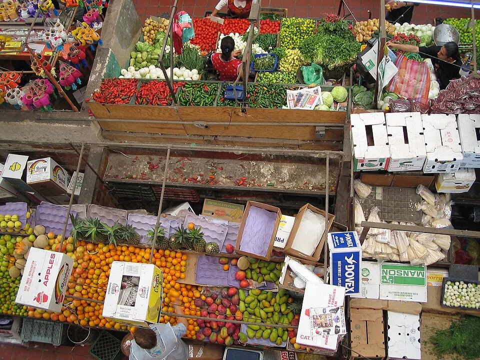 Puestos de fruta y comida dentro del Mercado San Juan de Dios