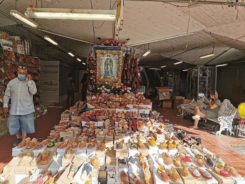 Puesto de huaraches y artículos de piel en el Mercado San Juan de Dios