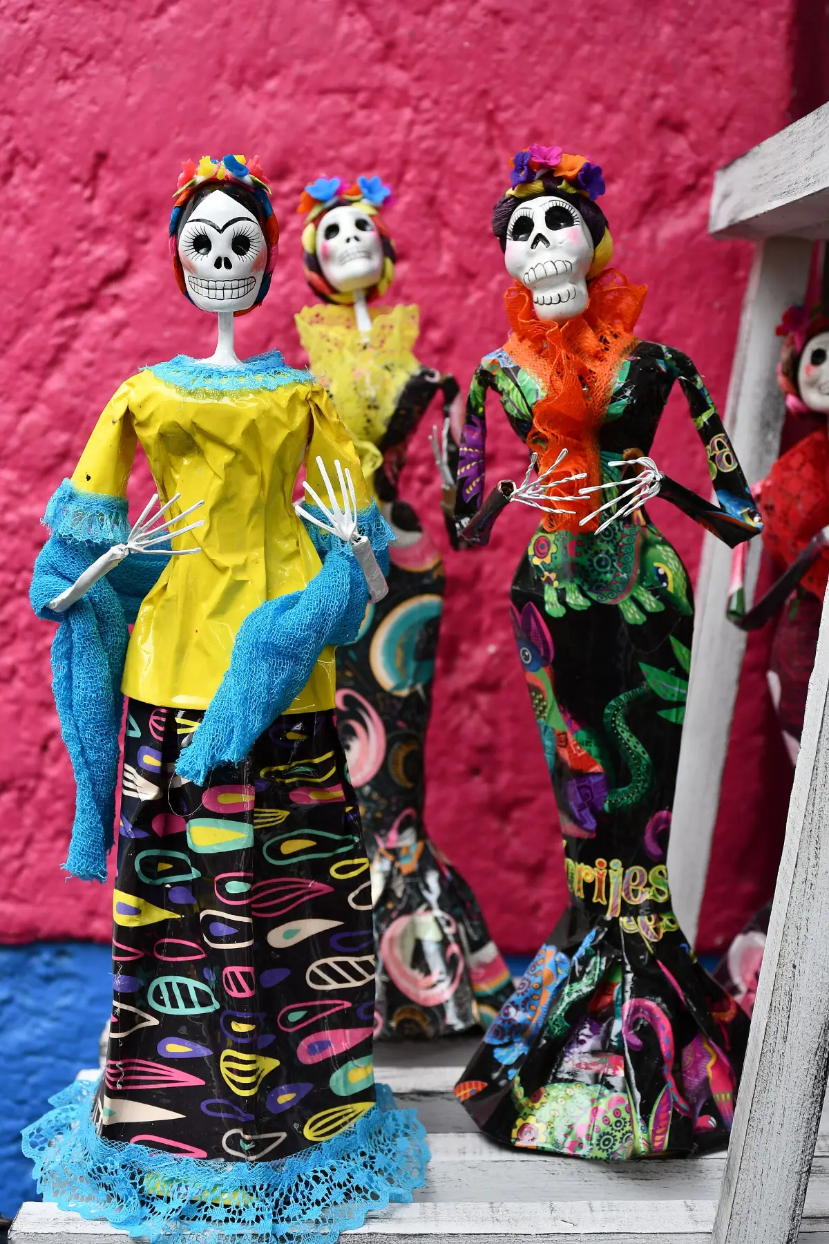Catrinas de cerámica en el tianguis de Tonalá